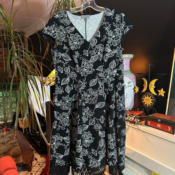 Laura Black Floral Lace Midi Dress Size 10 - Picture 7 of 16